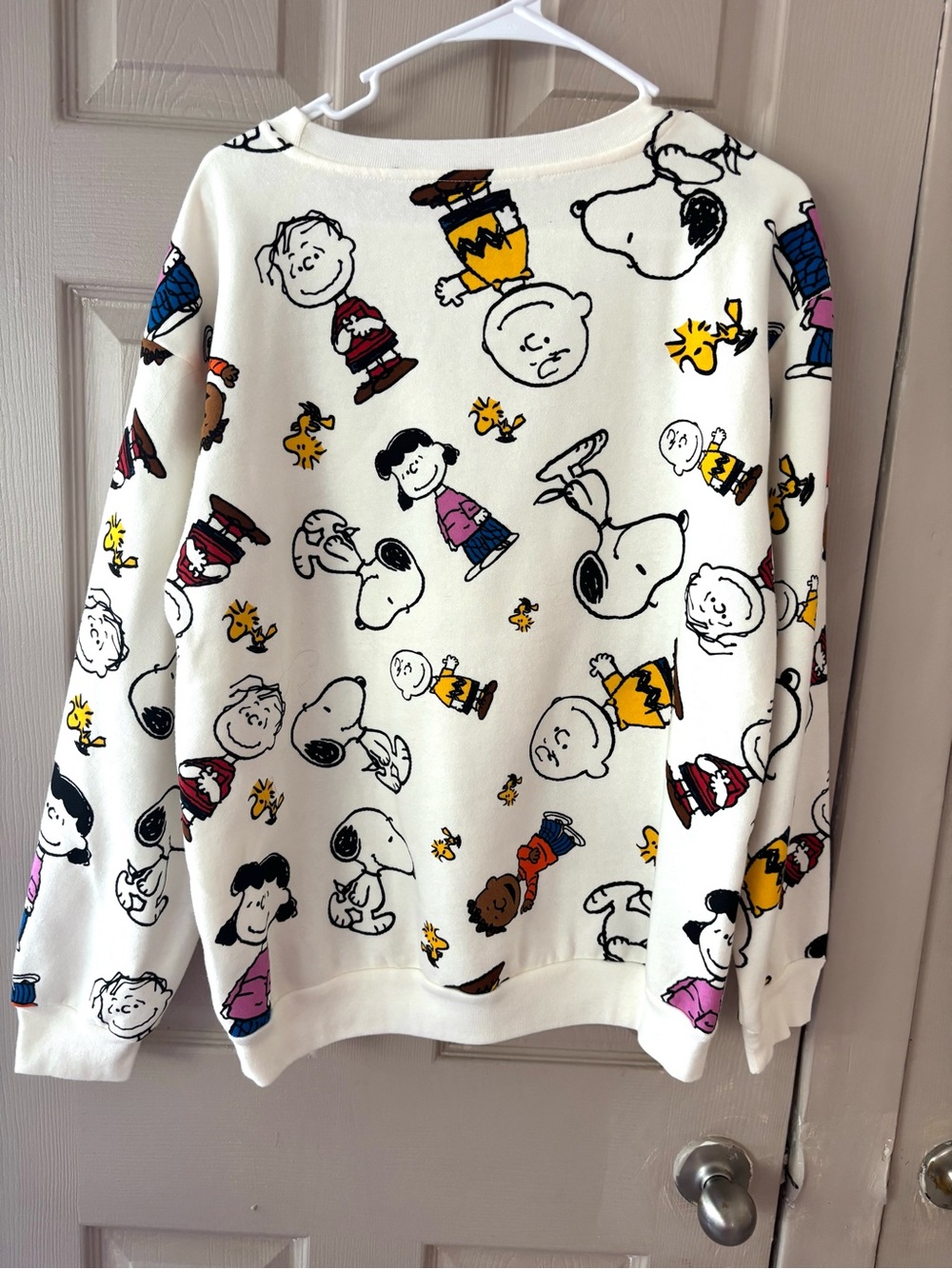 NWT Peanuts Snoopy & Friends White Sweatshirt Crewneck SZ L 11-13 Juniors - Picture 3 of 12